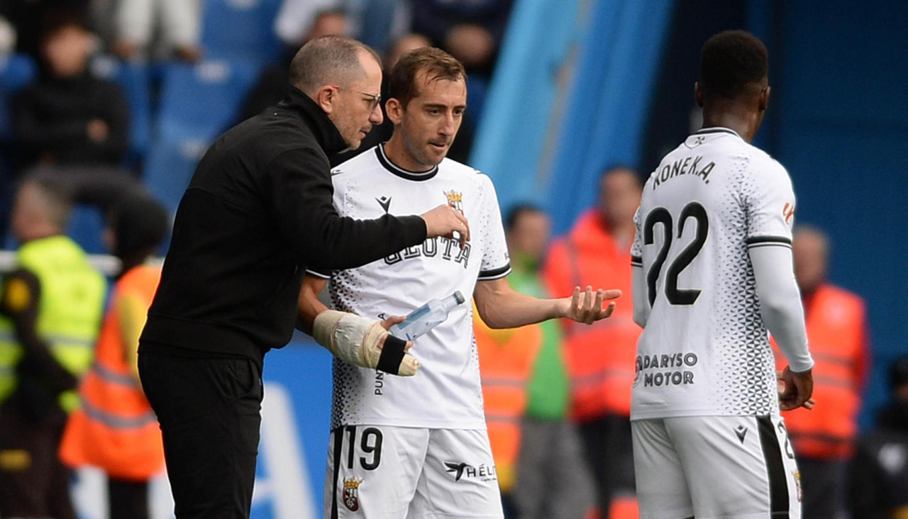 Rubén Díez recibe instrucciones del técnico del Ceuta, José Juan Romero (i), durante el partido contra el Dépor en Riazor