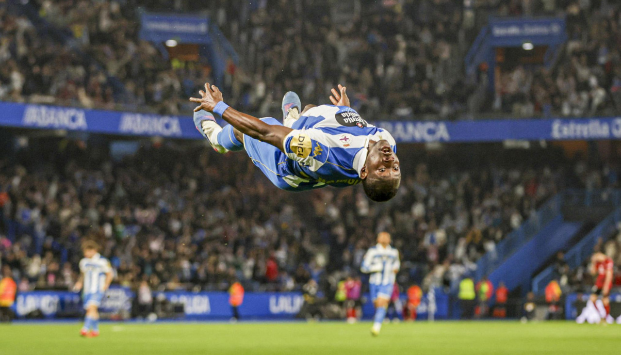 Bil Nsongo celebra su primer gol en Riazor con el Deportivo, ante el Mirandés, con una pirueta
