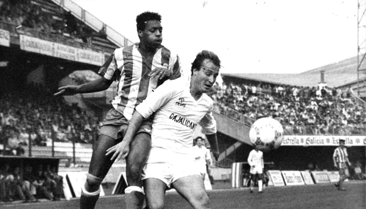 Louie Donowa pelea por la pelota con Puncho durante el Deportivo-Hércules (3-1) de la temporada 1986-87
