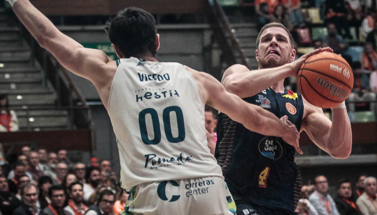 Paul Jorgensen entra a canasta en el partido contra el Menorca
