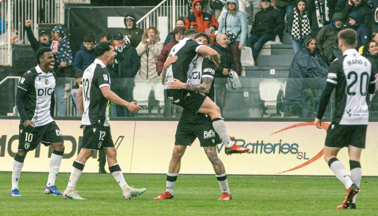Los jugadores del Burgos celebran el gol en la victoria contra el Sporting (1-0)