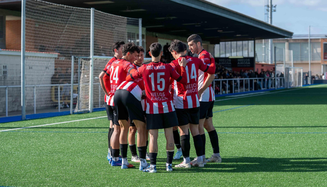 Los jugadores del Atlético Arteixo celebran uno de sus goles contra el Barco en Ponte dos Brozos