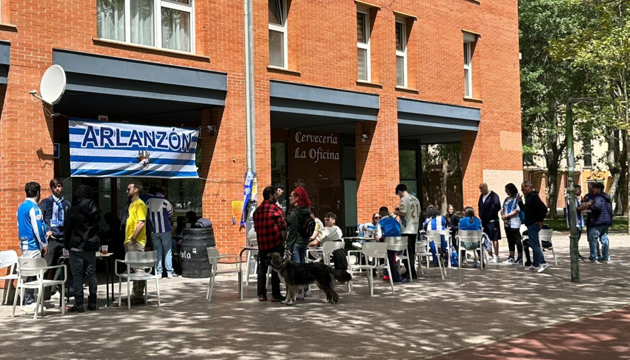 Aficionados del Deportivo en la previa del partido en Burgos