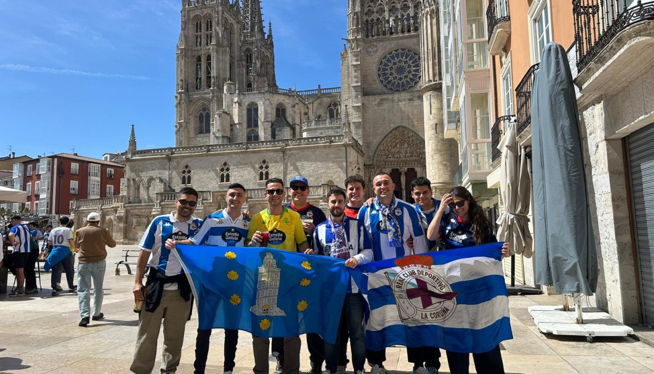 Seguidores del Dépor junto a la Catedral de Burgos