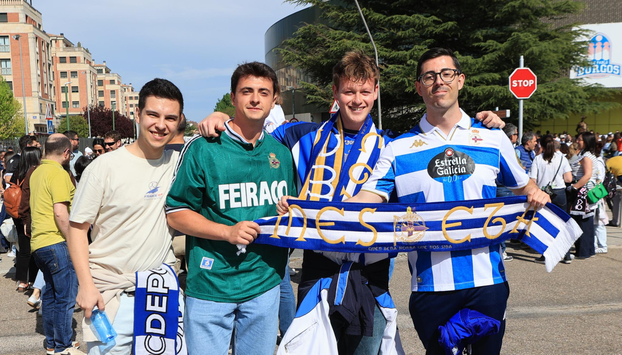 Aficionados del Deportivo en los aledaños del estadio