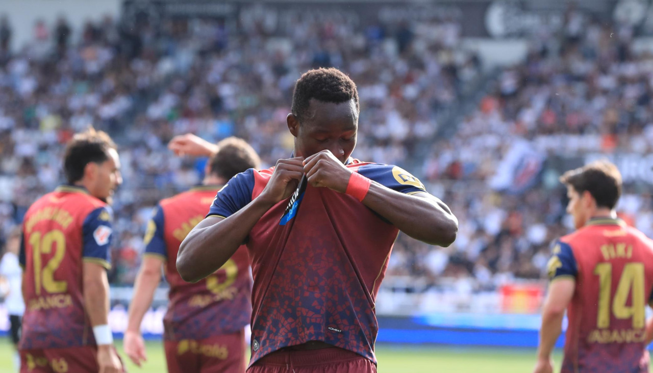 Bil Nsongo besa el escudo tras su gol