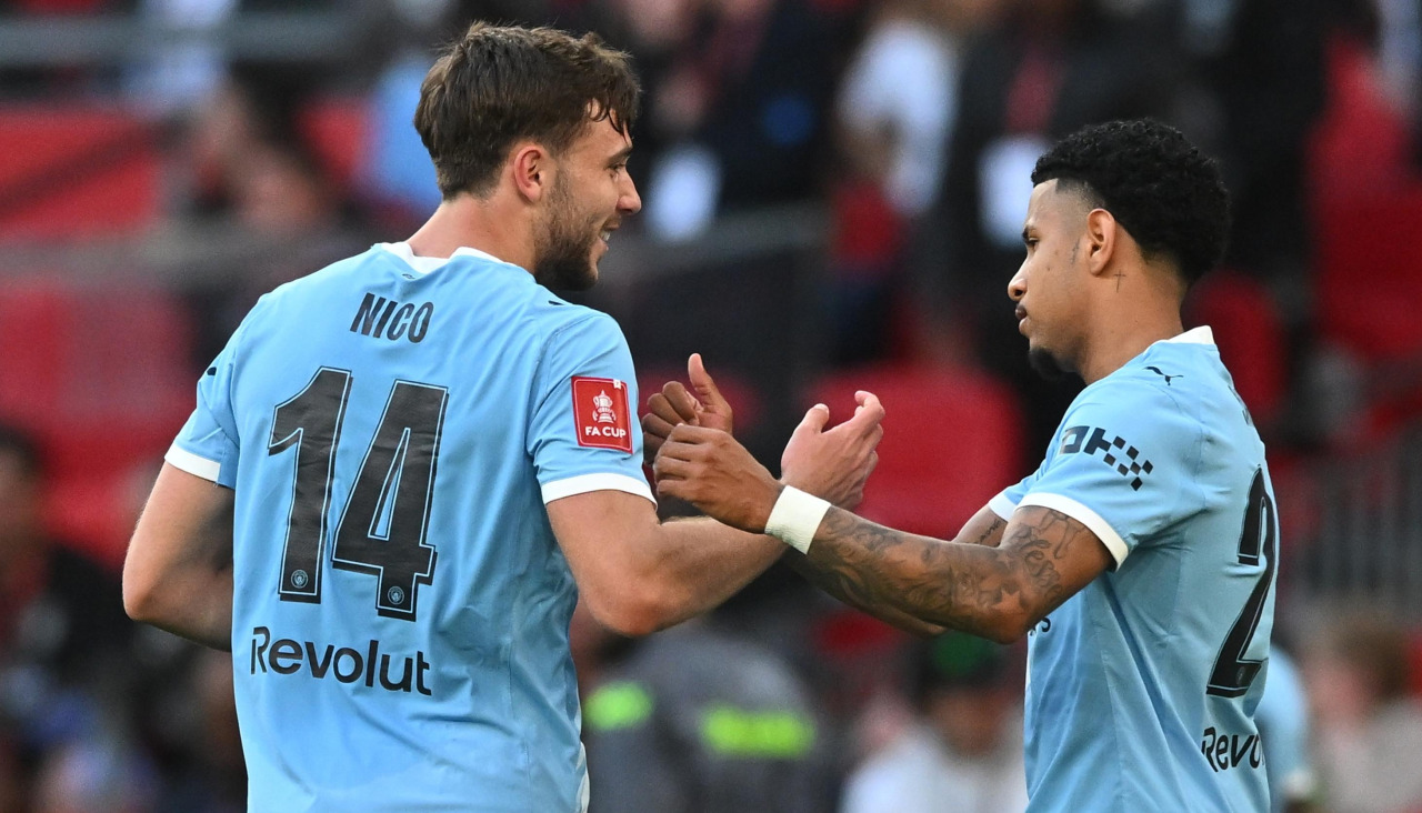 Nico,a la izquierda, celebra un tanto del City con Savinho
