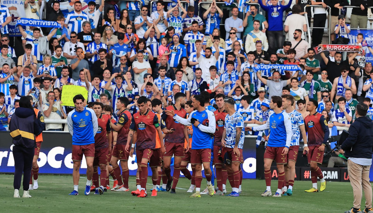 La afición del Dépor en la grada de El Plantío
