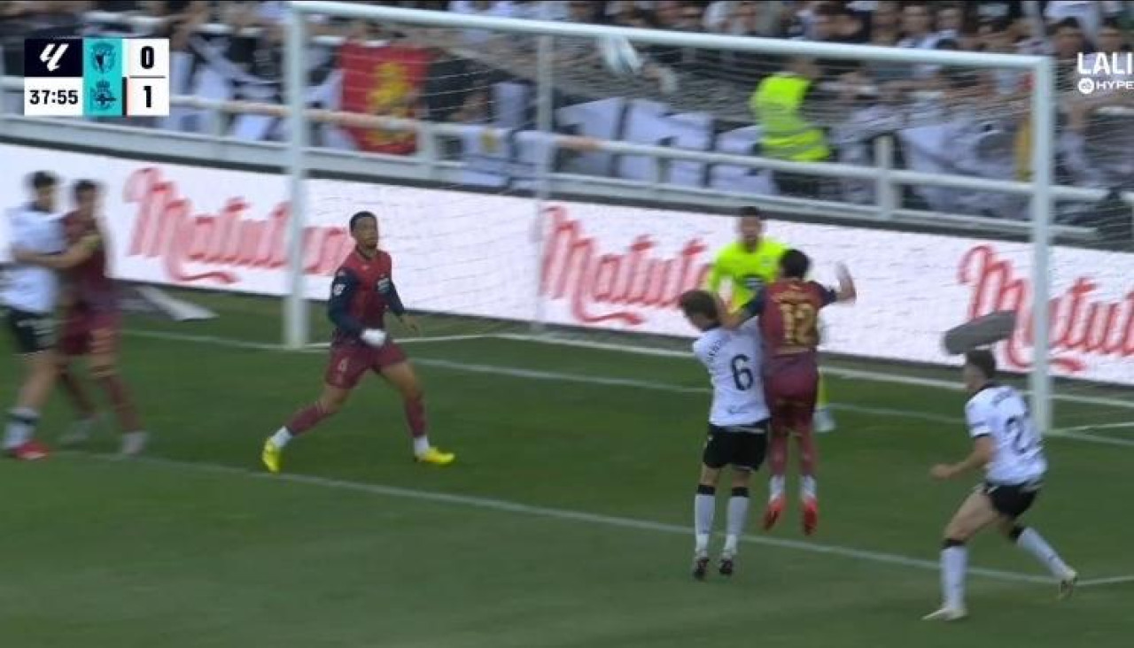 Un frame de la repetición de la jugada en la que el colegiado del Burgos-Deportivo señaló penalti de Quagliata a Sergio González