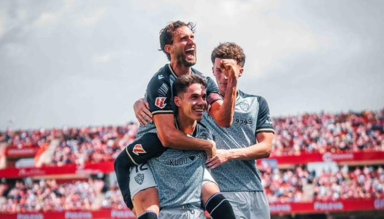 Sergio Arribas celebra uno de los tres goles que le marcó al Granada en el 2-4