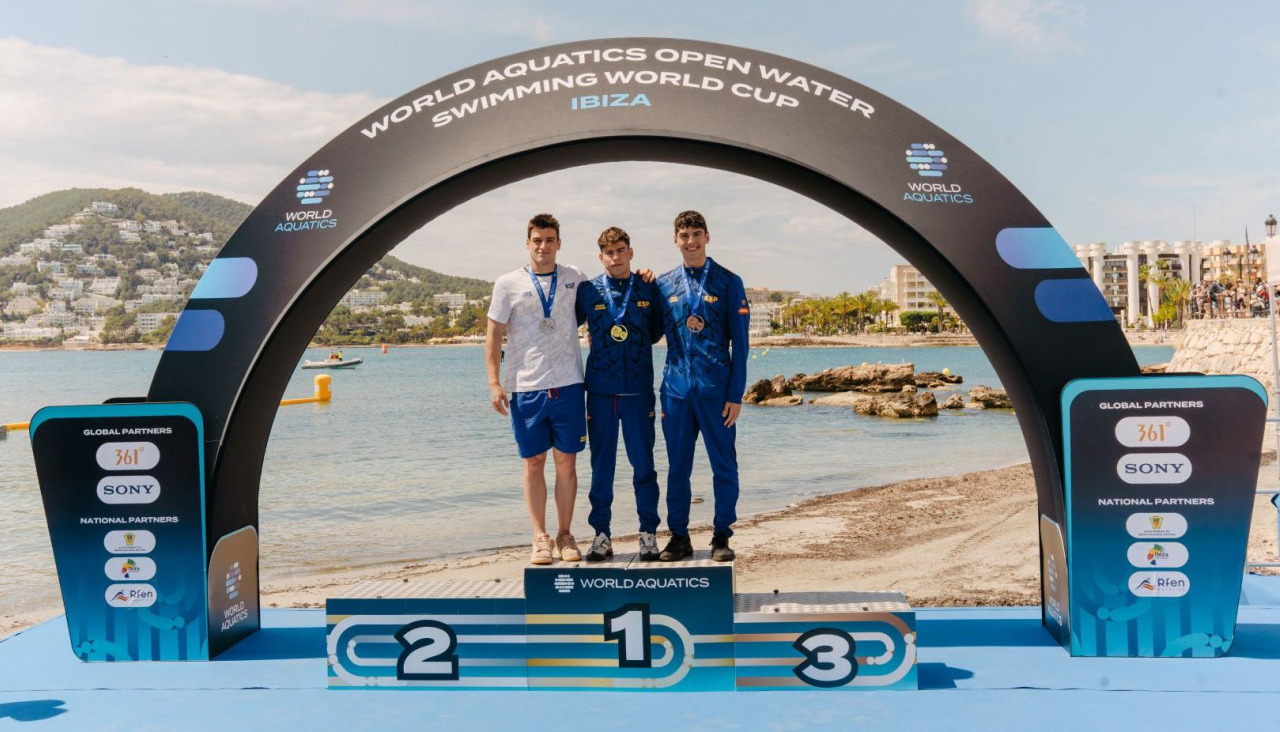 Mateo García, en el centro del podio como campeón de España de 5 kolómetros
