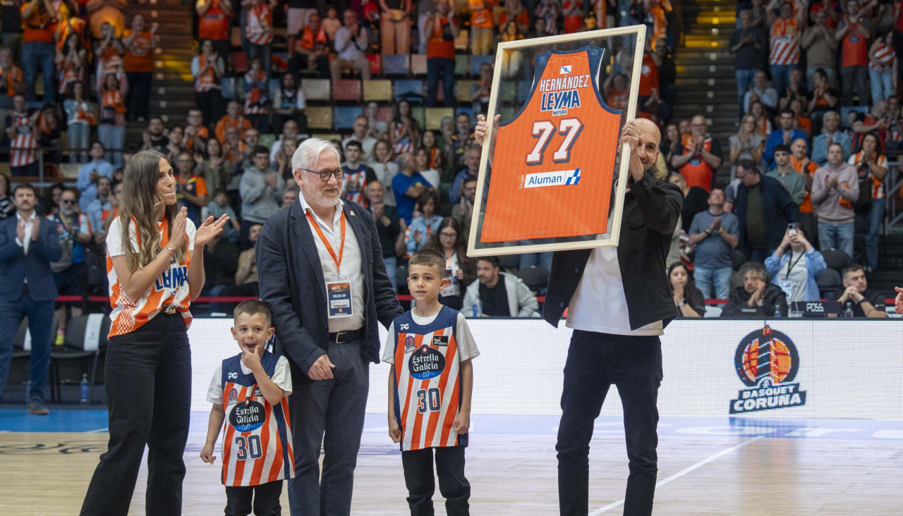 Álex Hernández, su familia, y el presidente del club, Pablo de Amallo, durante el homenaje