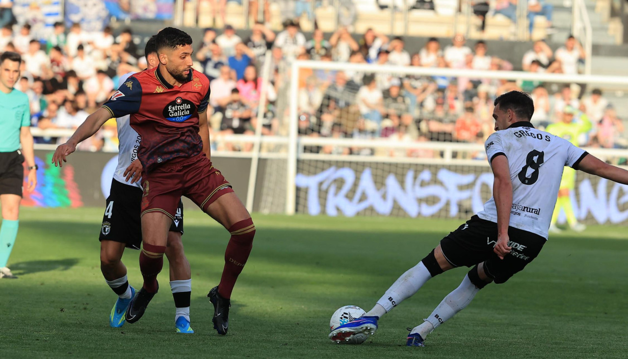 Zaka presiona a Grego Sierra en el encuentro entre Burgos y Deportivo