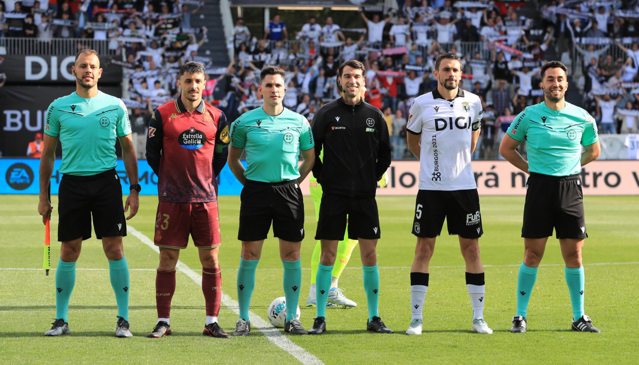 Andrés Fuentes, árbitro del Burgos-Dépor, junto a sus asistentes y los capitanes de ambos equipos