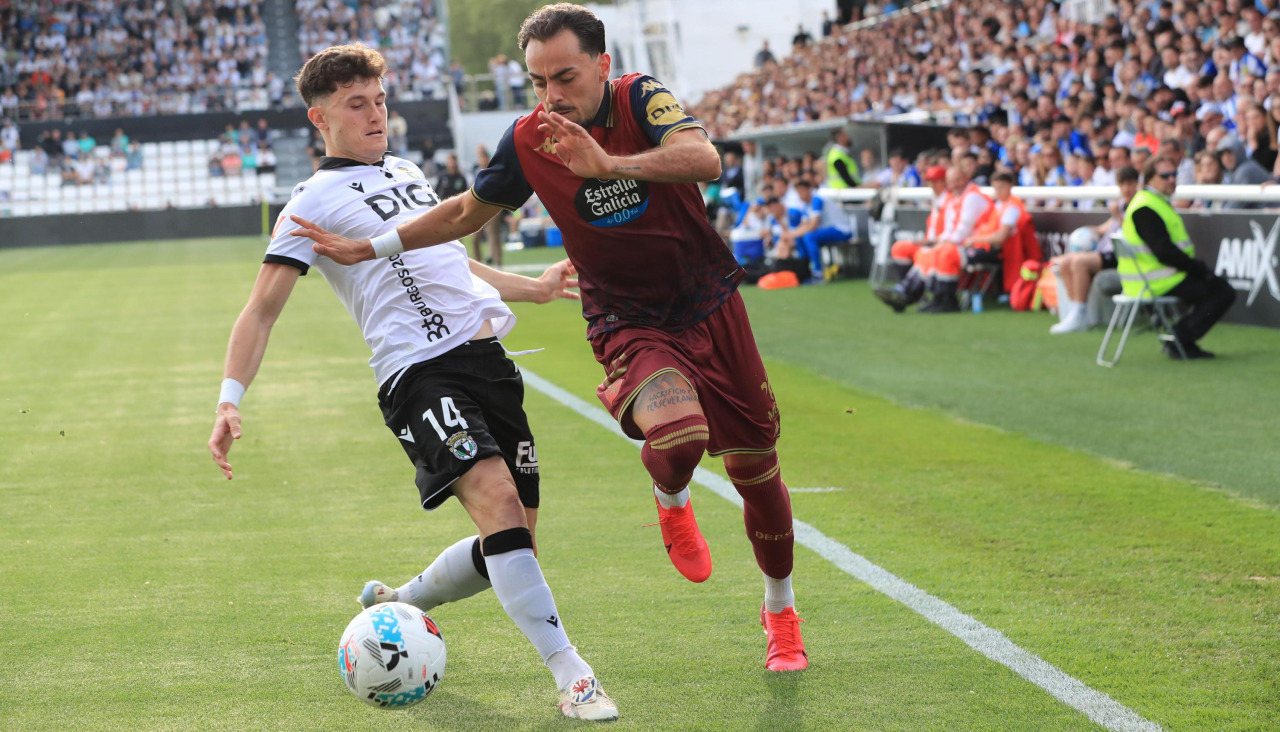Giacomo Quagliata sortea a David González en el partido ante el Burgos