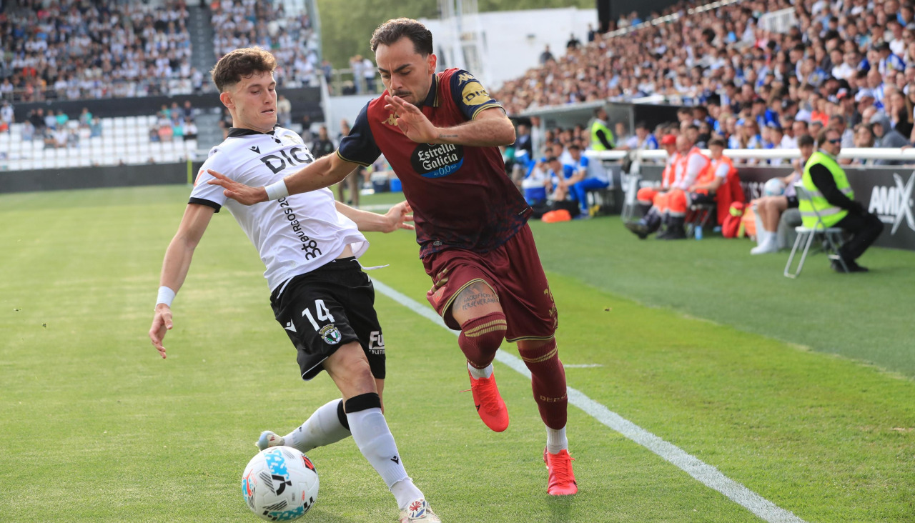 Giacomo Quagliata sortea a David González en el partido ante el Burgos
