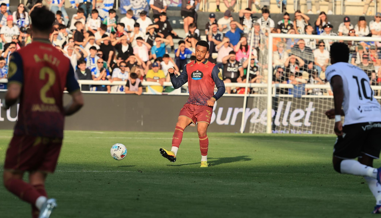 Noubi pasa el balón ante la presión del Burgos