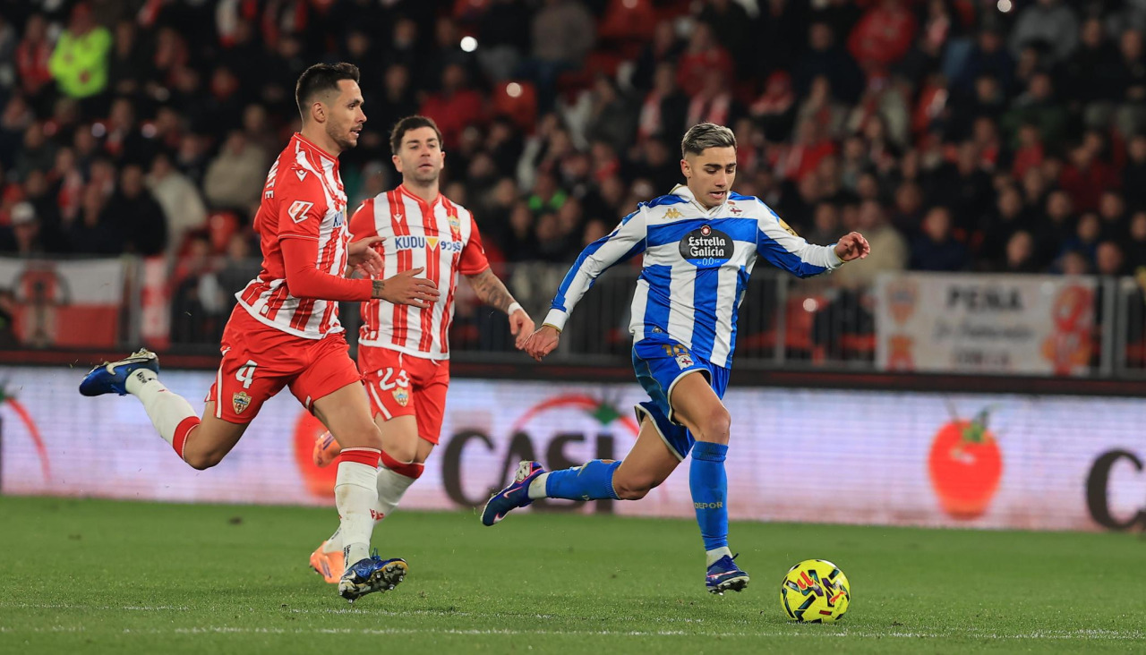 Yeremay conduce el balón en el encuentro entre Almería y Deportivo de la segunda vuelta