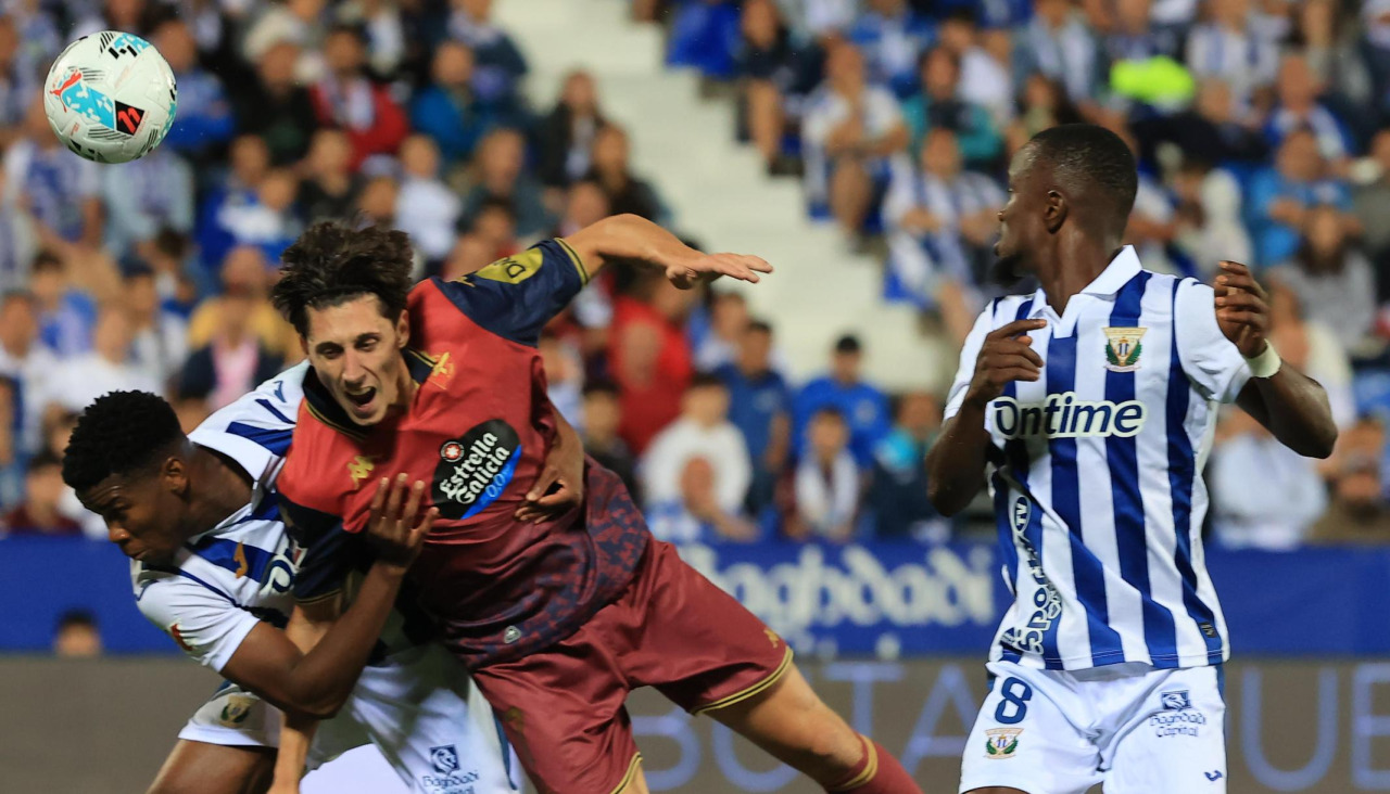 Mulattieri es sujetado por Marvel ante la mirada de Cisse en la acción que acabó en penalti en Butarque