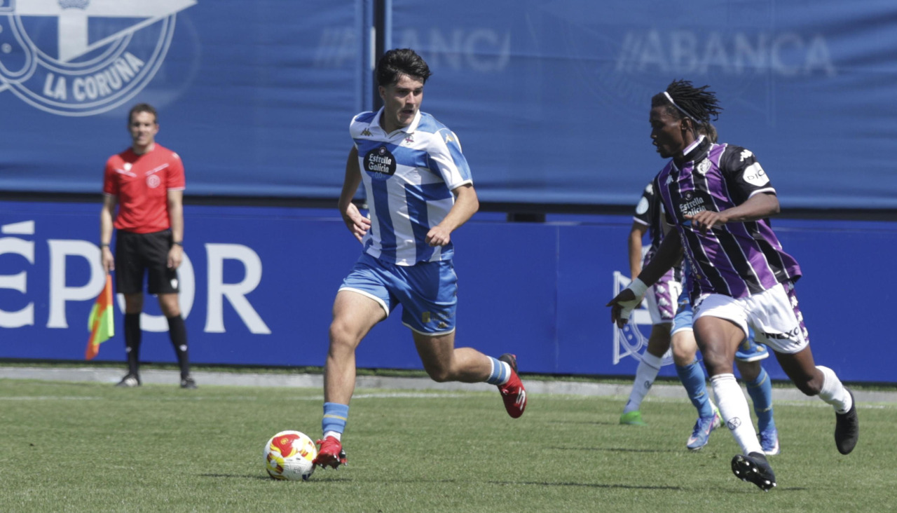 Noé Carrillo conduce el balón con el extrerior de su pie derecho ante la presión de Brian, jugador del Valladolid B