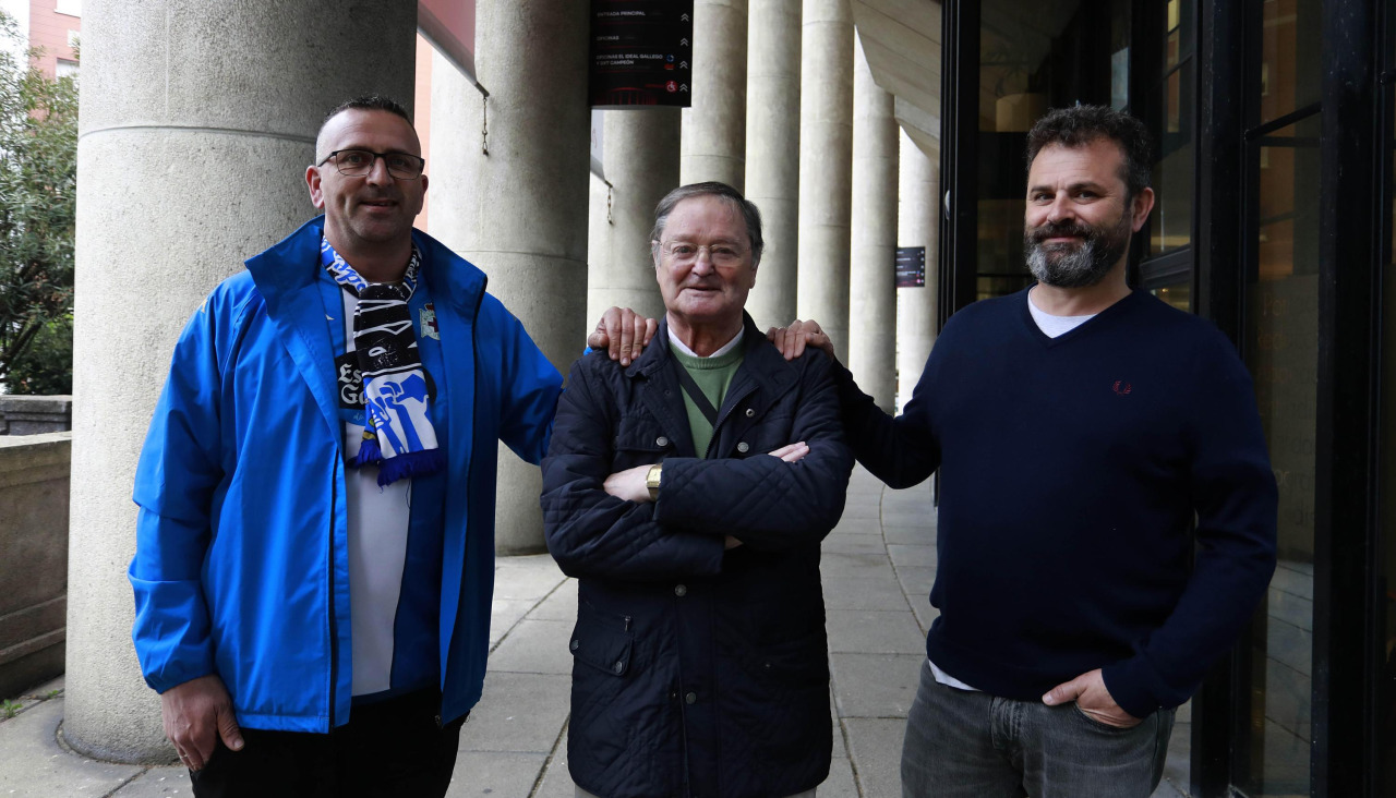 José Gutiérrez Illobre (c) posa junto a sus hijos José Carlos (i) y Francisco Javier (d), en el Palacio de la Ópera, donde se encuentra nuestra redacción