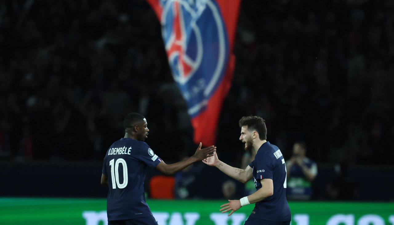 Kvaratskhelia, a la derecha, celebra la consecución del 1-1 con su compañero Dembélé