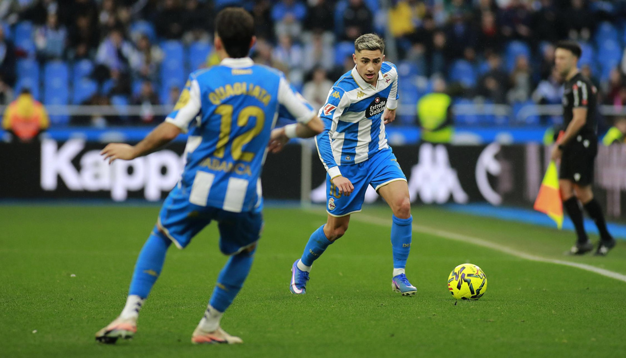 Yeremay conduce el balón con Quagliata ofreciéndose por delante