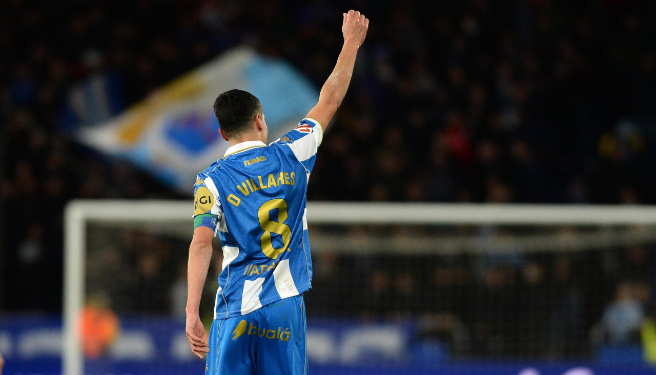 Villares, durante el partido ante el Cádiz esta temporada en Riazor