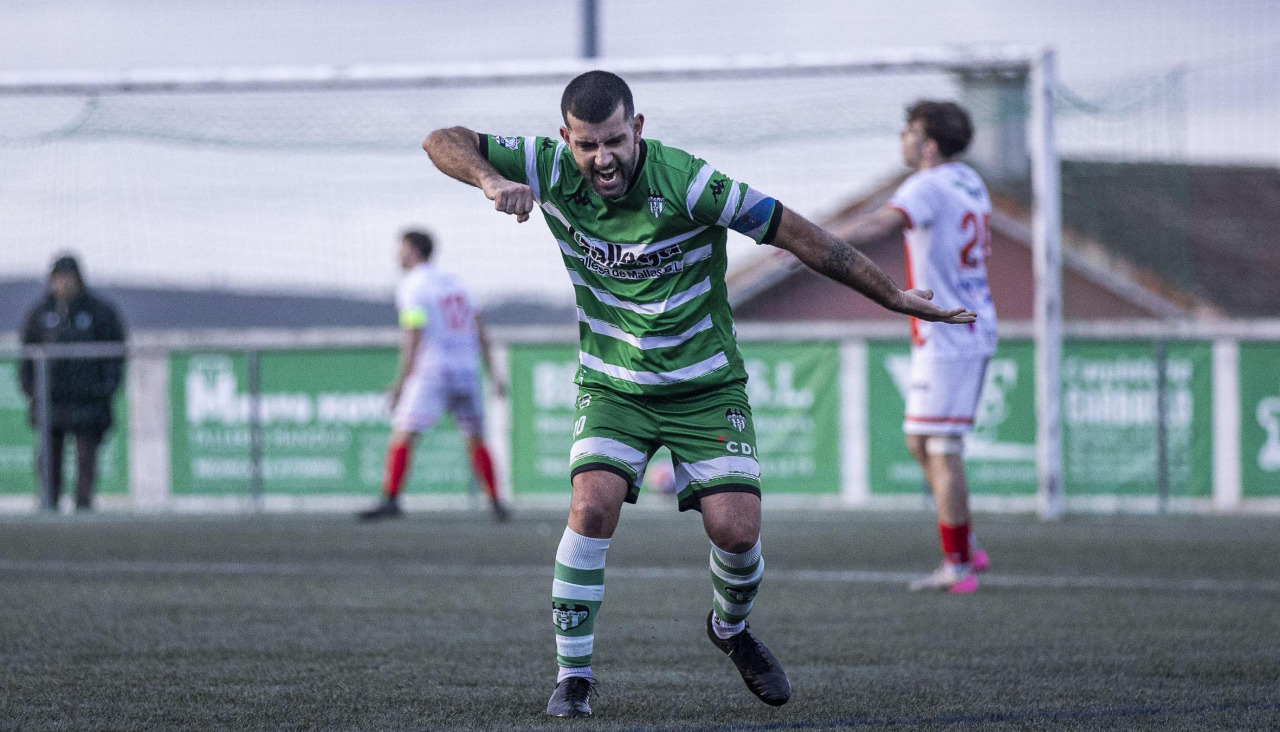 Josiño, jugador del Paiosaco desde el año 2015, celebra un gol en Liga ante el Miño