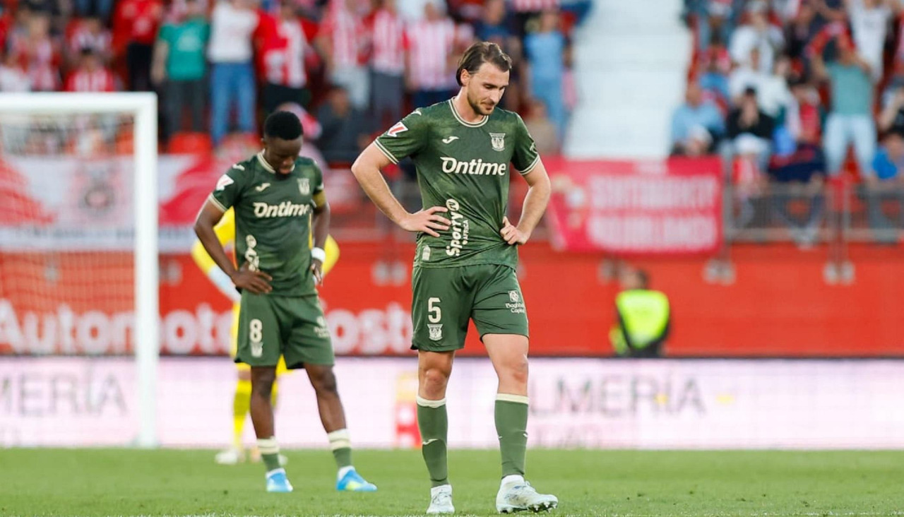 Ignasi Miquel, a la derecha, y Cissé lamentan la derrota del Leganés en el tiempo de descuento en Almería (2-1)