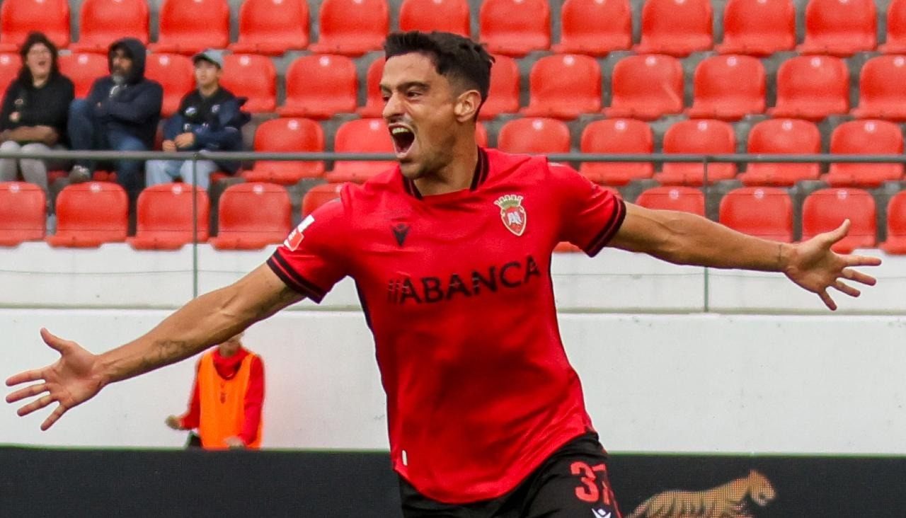 Davo  celebra un gol con el Penafiel