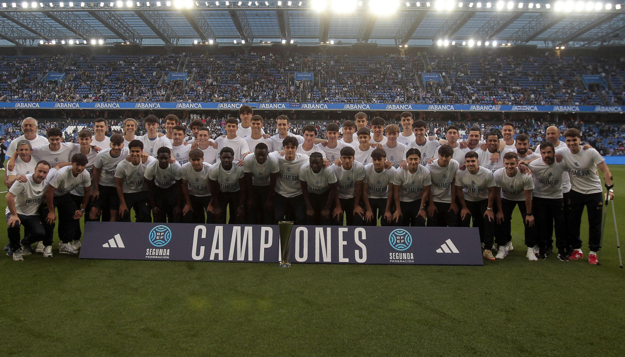 El Fabril ofrece el trofeo de campeón del Grupo 1 a la afición blanquiazul en Riazor
