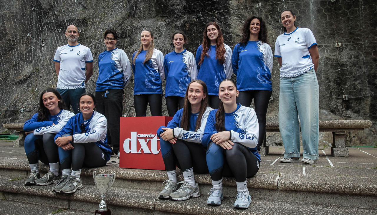 Jugadoras y cuerpo técnico del Ciudad de A Coruña posan junto al trofeo de subcampeonas de Primera Nacional y el logo de DXT Campeón  | Quintana