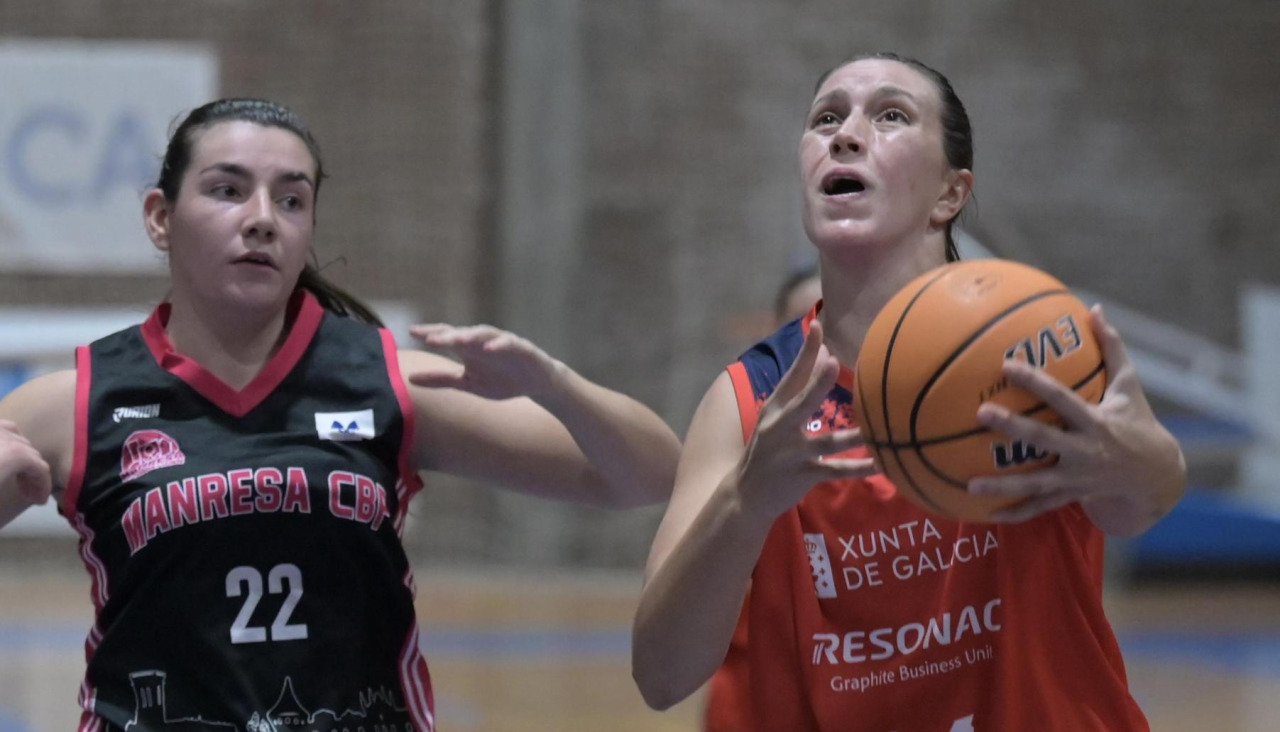 Andrea Pérez entra a canasta en un partido de esta temporada