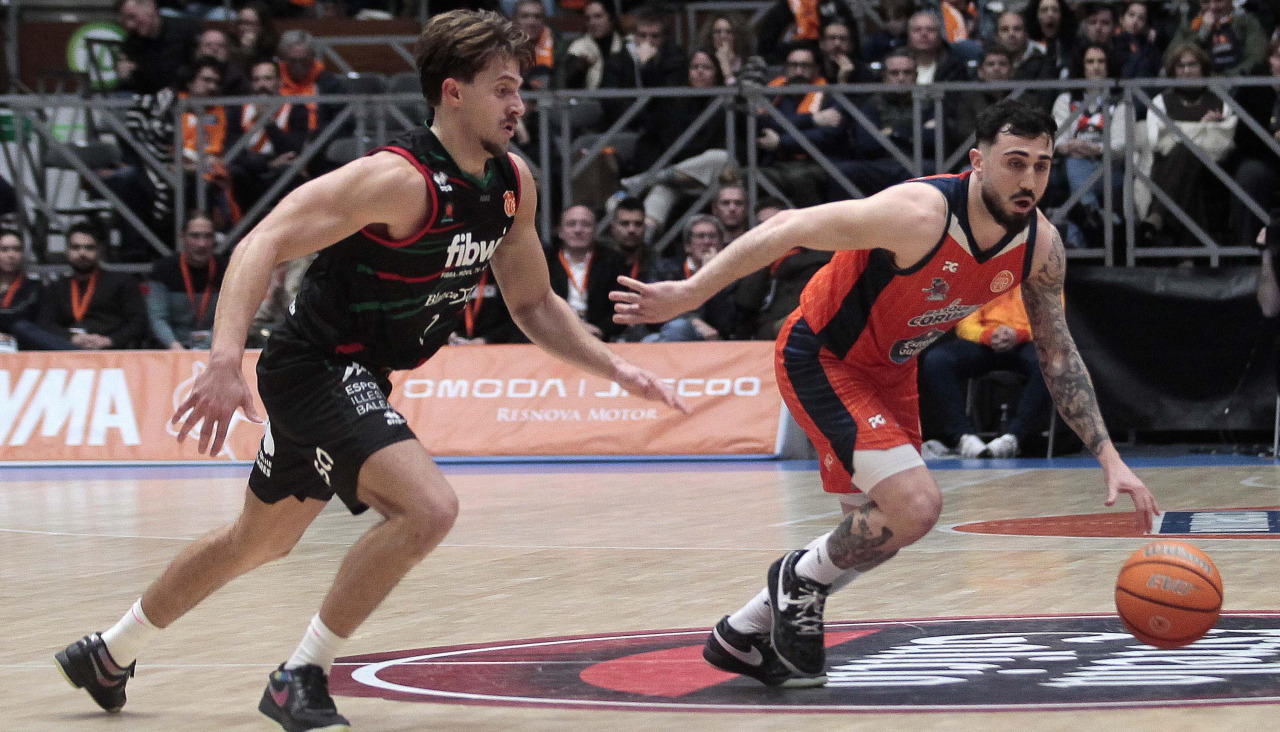 Alessandro Scariolo defiende a Dídac Cuevas en el Básquet Coruña-Bàsquet Palma