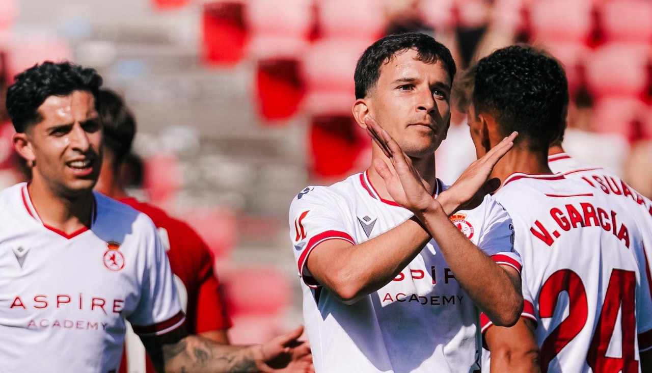 Luis Chacón, cedido por el Dépor a la Cultural Leonesa, celebra un gol, ante la mirada del exblanquiazul Bicho (i)