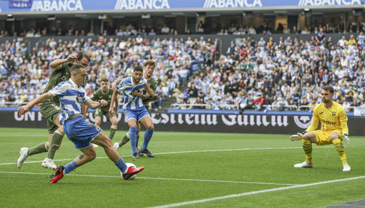 Luismi Cruz supera a Miquel y da el pase a Zakaria para que este emboque a gol en el Deportivo-Leganés