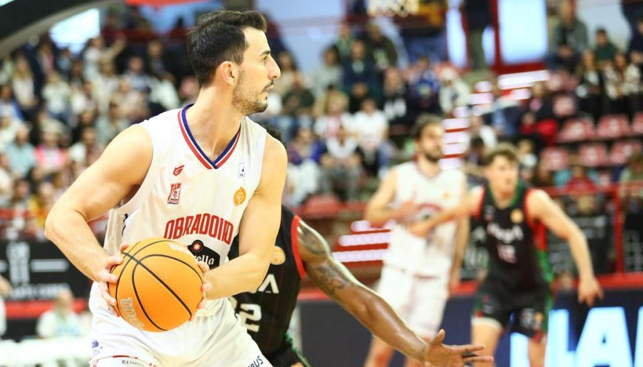 El obradoirista Leo Westermann, durante el partido en la cancha del Alega Cantabria