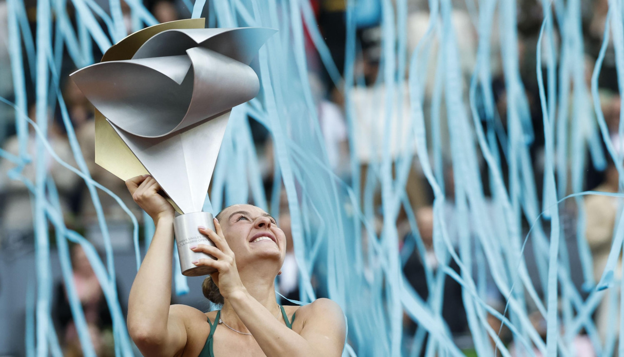 Marta Kostyuk levanta el trofeo de campeona al cielo de Madrid