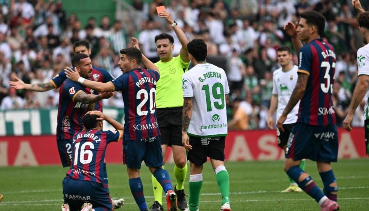 Los jugadores del Huesca alucinan con la roja a Jesús Álvarez ante el Racing