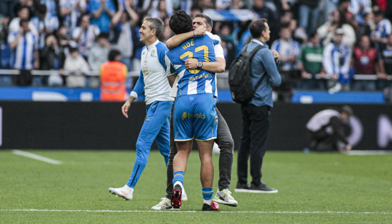 Antonio Hidalgo abraza a Noé al final del Deportivo-Leganés