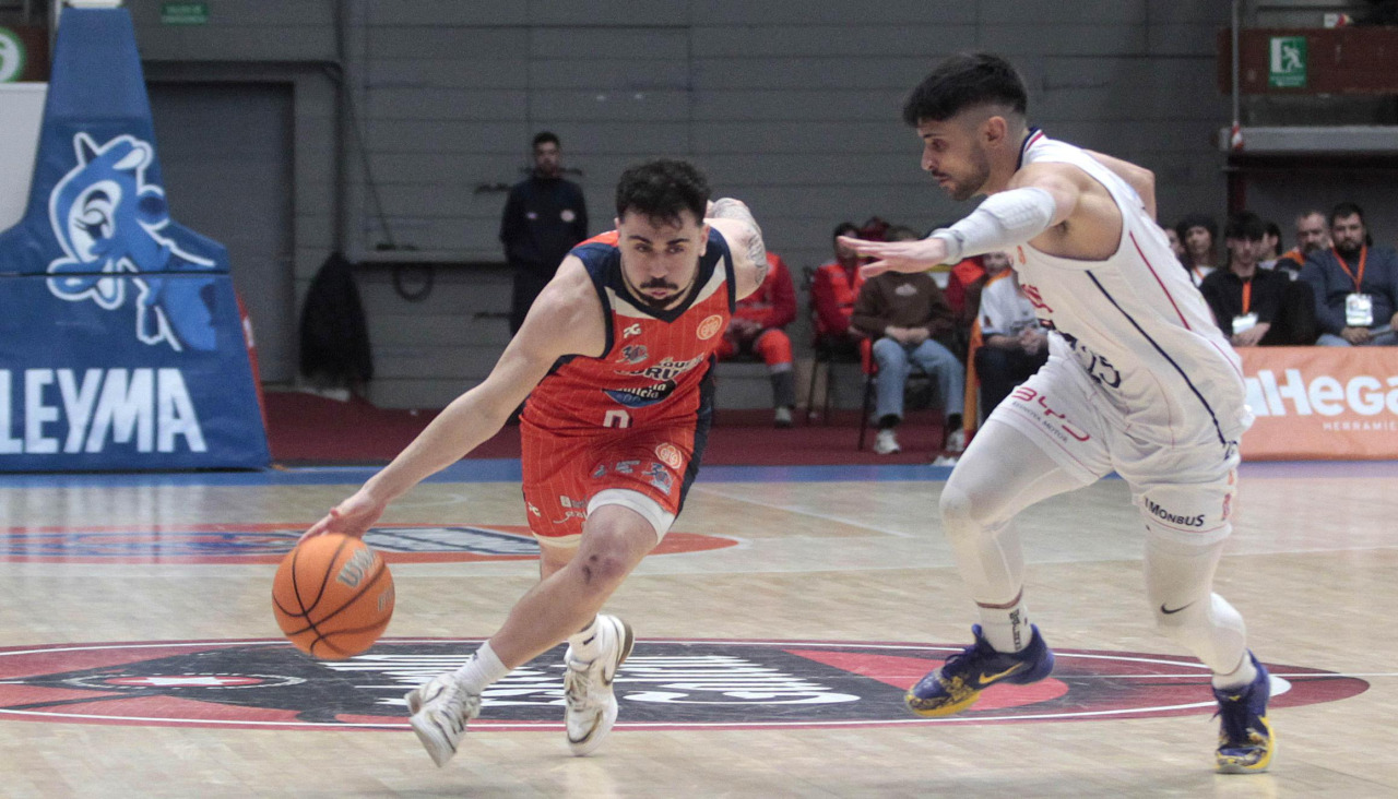 Dídac Cuevas ataca a Sergi Quintela durante el derbi del Coliseum