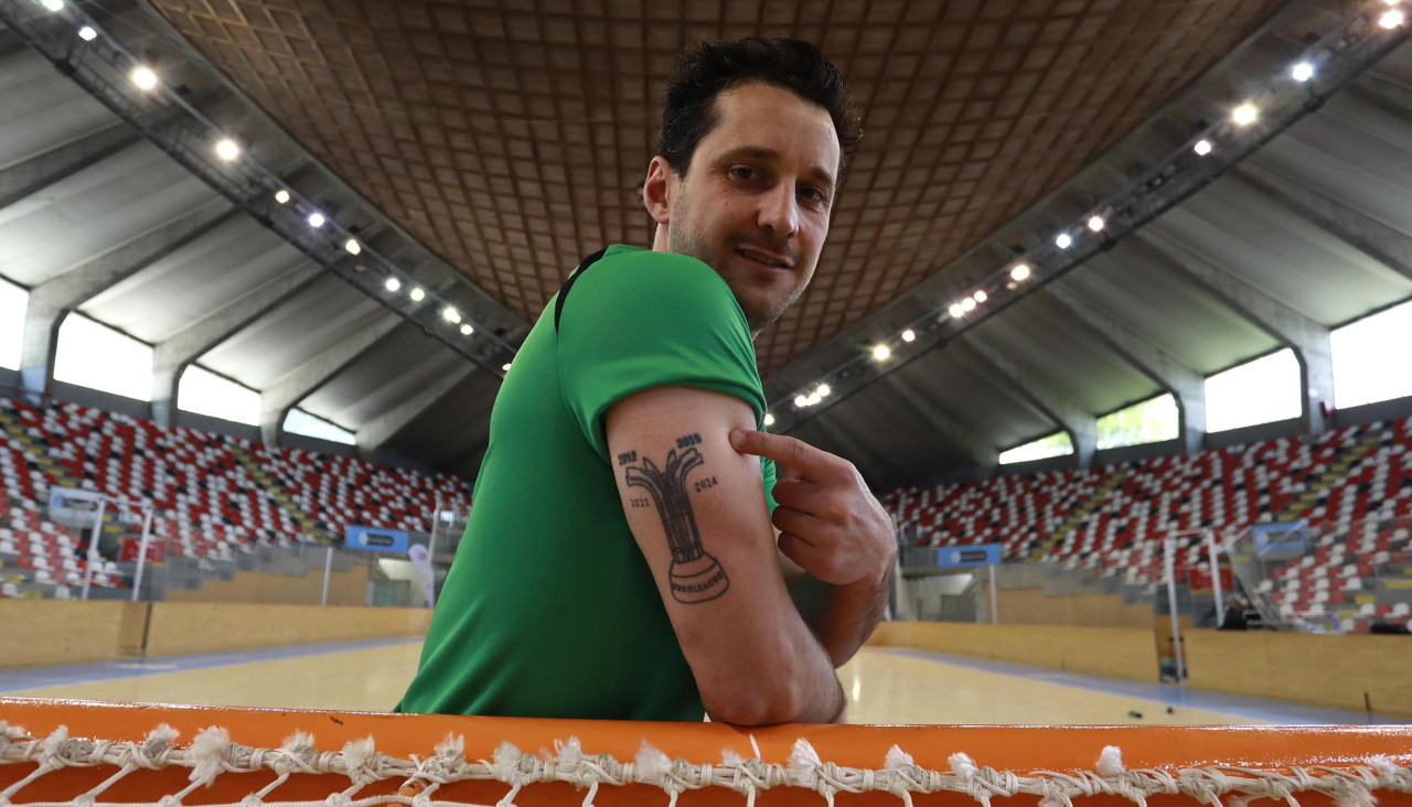Toni Pérez señala en su tatuaje de las Champions ganadas el hueco para una nueva fecha