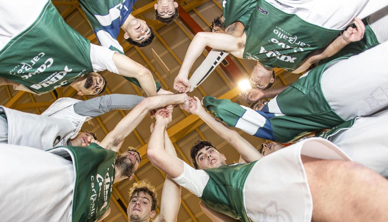 Los jugadores del Basket Xiria hacen piña