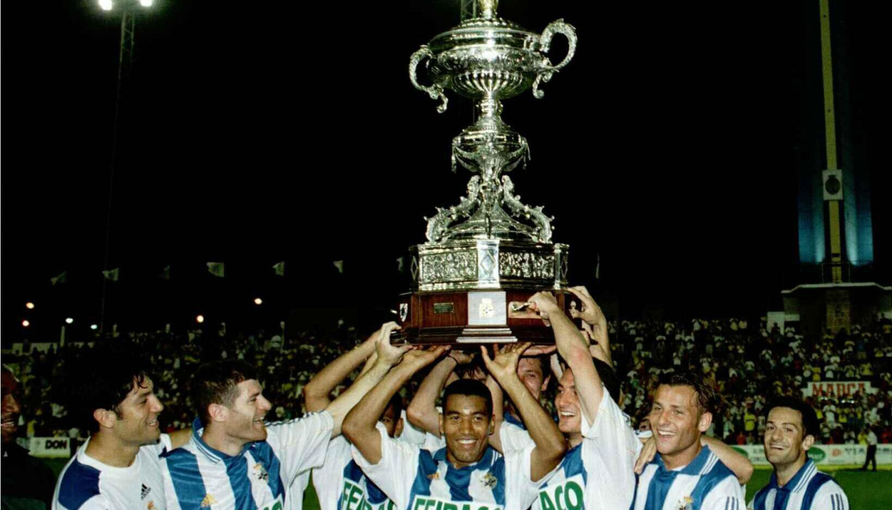 Los jugadores del Deportivo alzan el Trofeo Ramón de Carranza ganado el 23 de agosto de 1998
