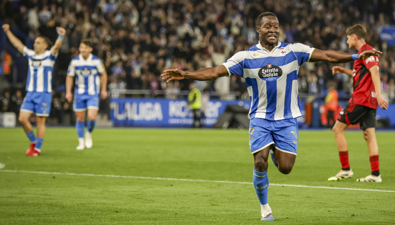 Bil Nsongo celebra su gol frente al Mirandés en Riazor (3-1)