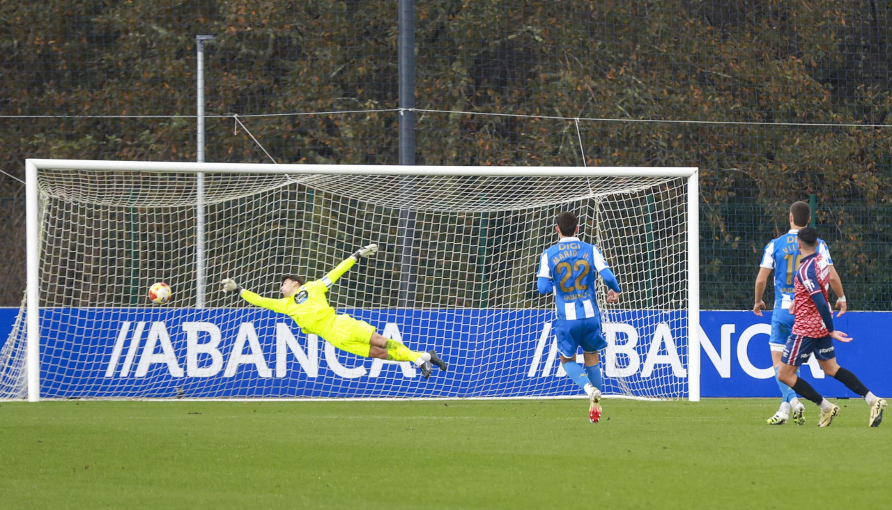 Hugo Ríos detiene el penalti ante el Real Ávila