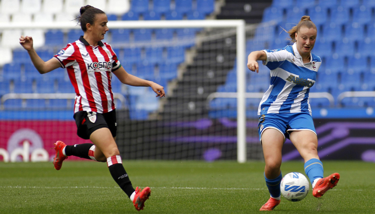 Elena Vázquez ante Azkona en el Dépor-Athletic de la primera vuelta