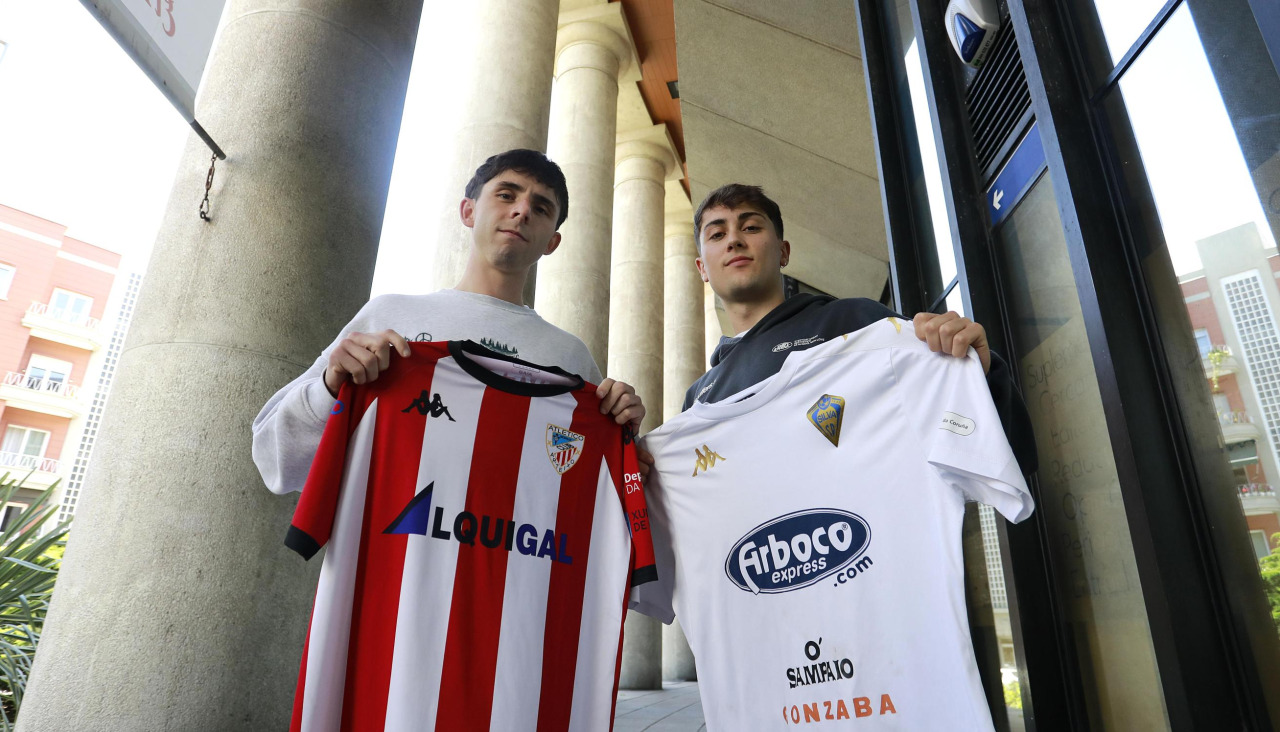 Iker Castro (i) y Pablo Carro (d), jugadores de Arteixo y Silva, posan con sus camisetasIker Castro y Pablo Carro jugadores del Arteixo y Silva, de cara a la previa del sábado, en la redacción del DXT Campeón