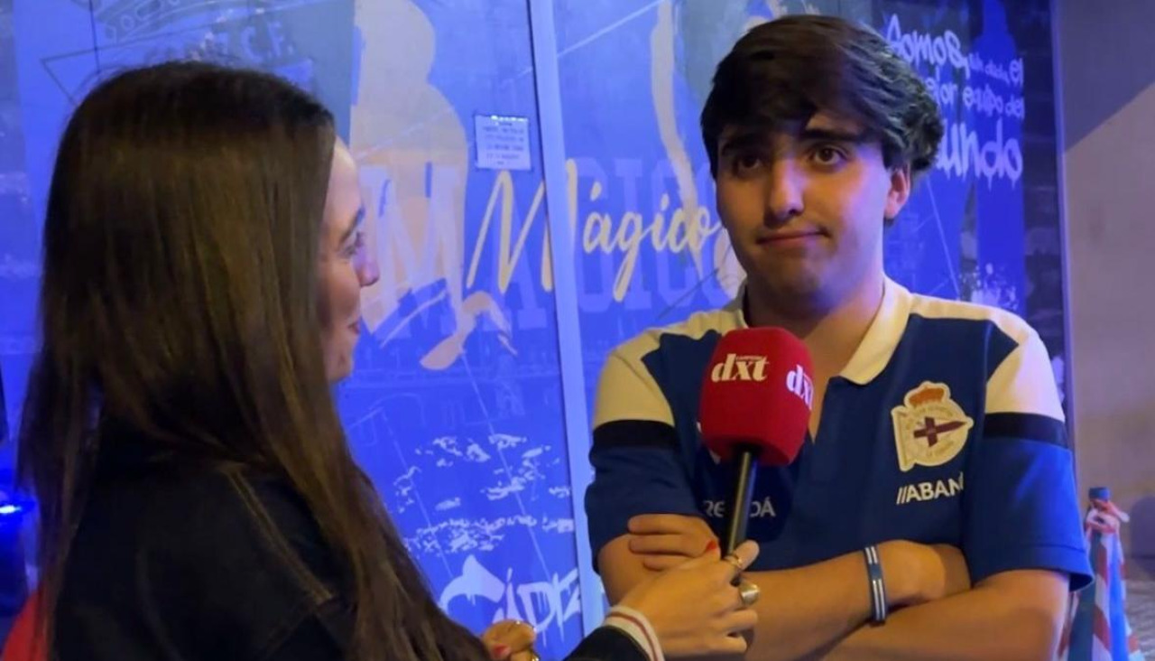 Un aficionado, en la puerta 0 del Nuevo Mirandilla tras el partido ante el Cádiz